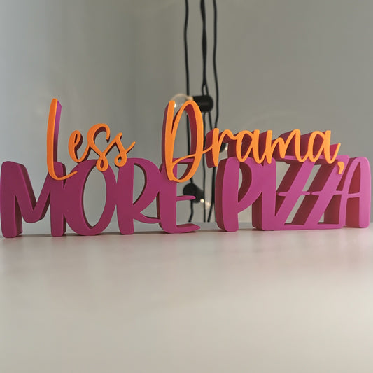 Less Drama, MORE PIZZA – 3D-Deko mit Humor
